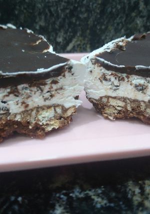 Una foto de Crema helada con base crocante