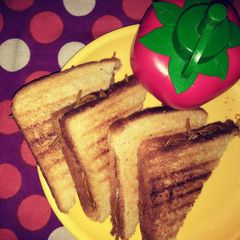 A picture of Grilled cheese noodles sandwich.