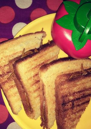 A picture of Grilled cheese noodles sandwich.