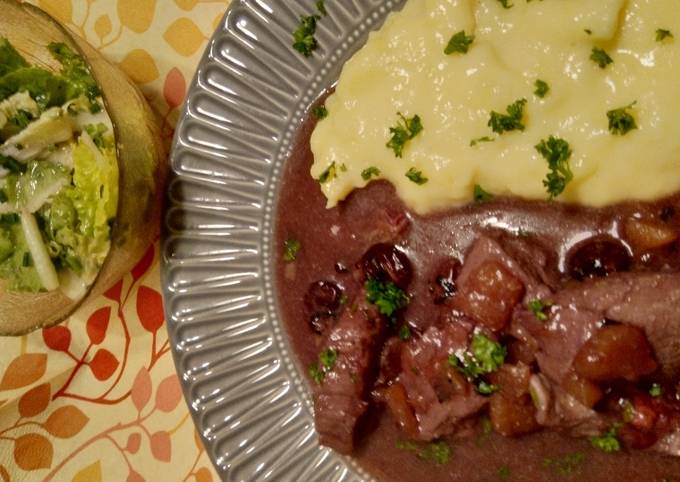 Schweinefiletgeschnetzeltes mit Apfelstückchen und Heidelbeeren in Heidelbeerwein-Sauce