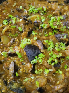 Una foto de Berenjenas🍆champiñones🍄y cebollas🧅entomatadas🍅🌶️🍛🍱🍲🍚
