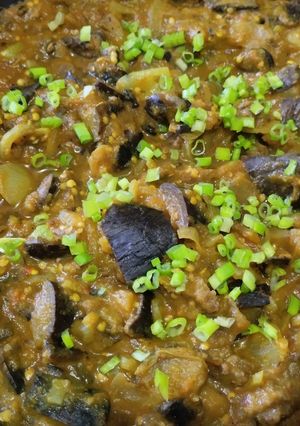 Una foto de Berenjenas🍆champiñones🍄y cebollas🧅entomatadas🍅🌶️🍛🍱🍲🍚