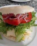 Arepa rellena con vegetales frescos y queso # menosde10
