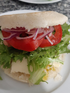 Una foto de Arepa rellena con vegetales frescos y queso # menosde10