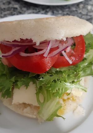 Una foto de Arepa rellena con vegetales frescos y queso # menosde10