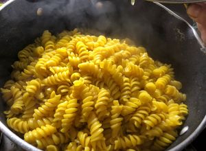 Una foto de Fideos con cúrcuma