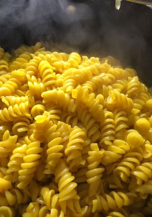 Una foto de Fideos con cúrcuma