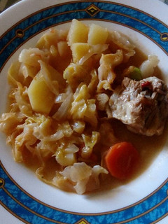 Una foto de Repollo con patatas y rabo
