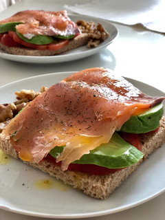 Foto principal de Desayuno salmón, aguacate y tomate más rico... 😍