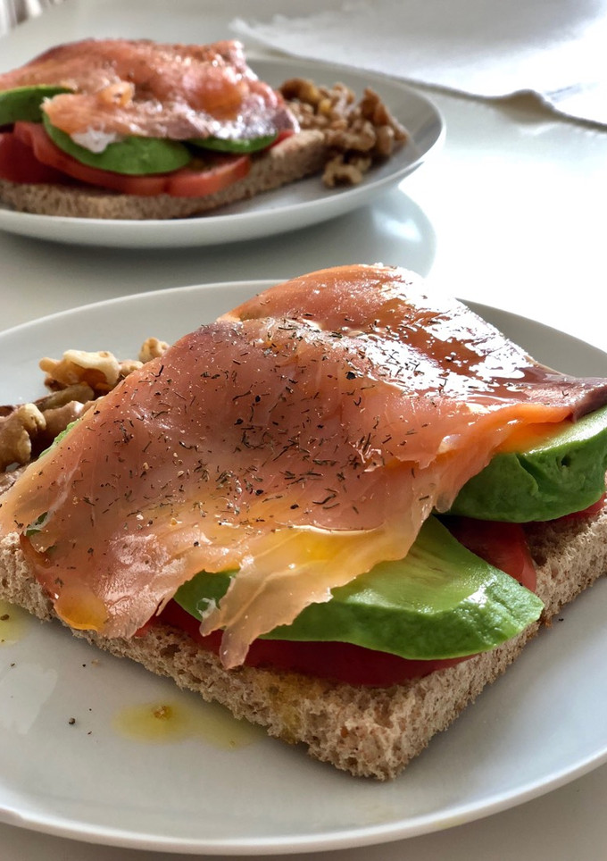 Una foto de Desayuno salmón, aguacate y tomate más rico... 😍