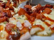 Una foto de pizza de chorizo