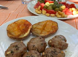 Una foto de Keftedes 🇬🇷 : mini hamburguesas griegas en airfryer, con patatas asadas