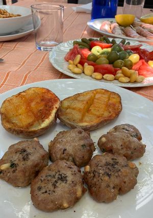 Una foto de Keftedes 🇬🇷 : mini hamburguesas griegas en airfryer, con patatas asadas