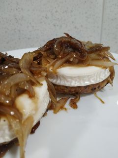 Una foto de Bocados de queso de cabra con cebolla caramelizada