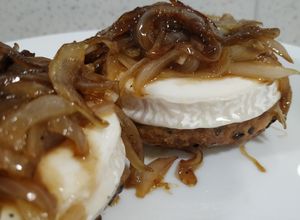 Foto principal de Bocados de queso de cabra con cebolla caramelizada