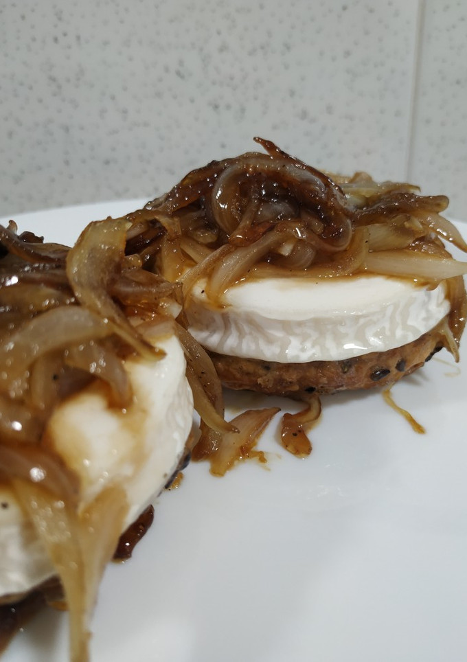 Una foto de Bocados de queso de cabra con cebolla caramelizada