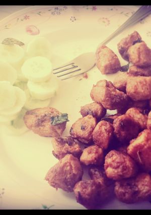 A picture of Bbq flavoured soya chunks with cucumber salad.