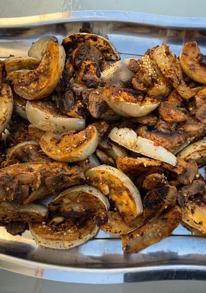 Une photo de Champignons et aubergines marinées grillées