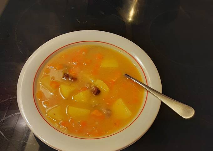 Gebrannte Rüeblisuppe von hausgemachter Fleischbrühe