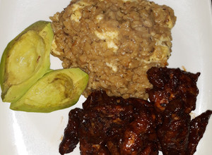 Una foto de Alitas de pollo en salsa bbq picante caseras