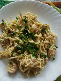 Una foto de Espaguetis con pollo y brócoli