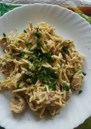 Una foto de Espaguetis con pollo y brócoli
