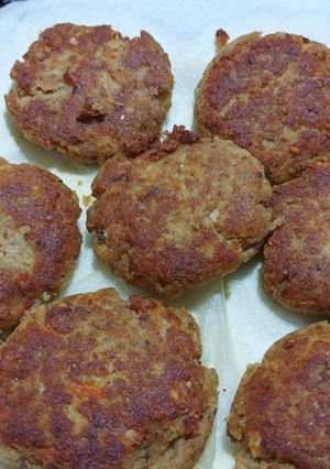 Gyöngyös tyúkhúsból és a levesben főtt zöldségből készült fasírt recept fotója