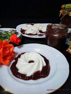 Una foto de Panna cotta con mermelada de higos casera