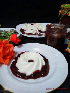 Una foto de Panna cotta con mermelada de higos casera