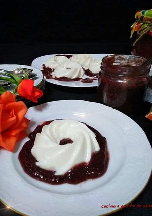 Una foto de Panna cotta con mermelada de higos casera
