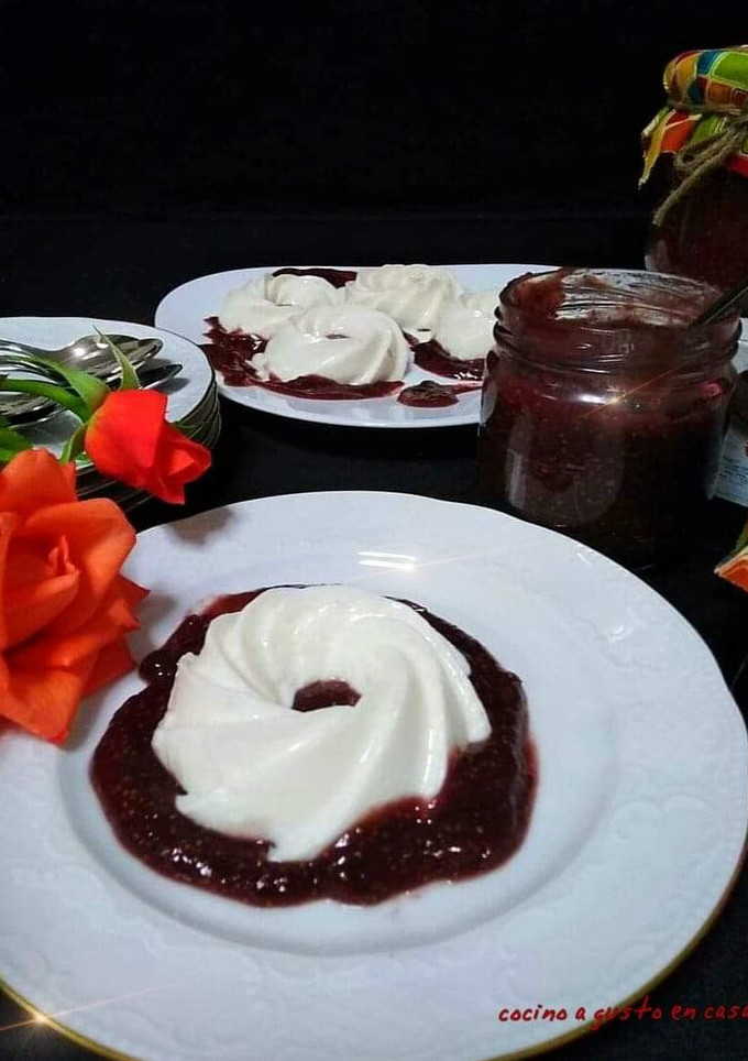 Una foto de Panna cotta con mermelada de higos casera
