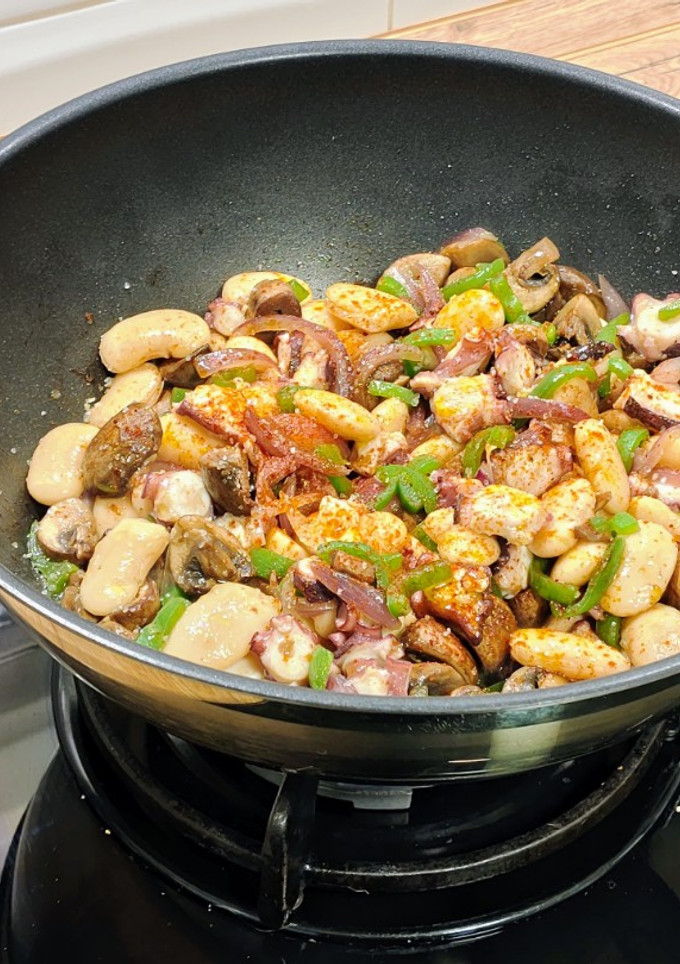 Una foto de Wok de pulpo con judiones de La Granja y champiñón Portobello