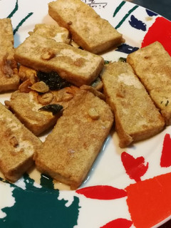 Una foto de Tofu frito con Ajos vegano🌱vegetariana