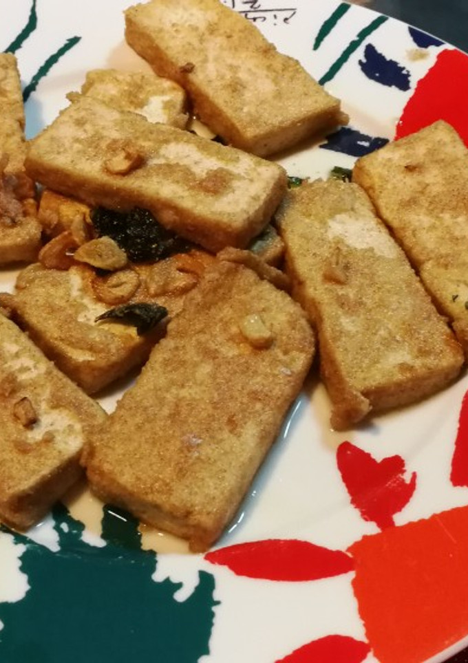Una foto de Tofu frito con Ajos vegano🌱vegetariana