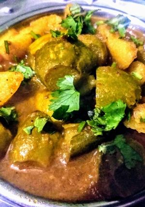 मसालेदार परवल की सब्जी (Masaledar Parwal ki sabzi recipe in Hindi) रेसिपी मुख्य फोटो