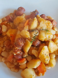 Una foto de Guiso de invierno, con porotos de manteca y húngaras. 👨🍳