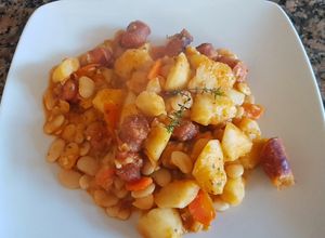 Una foto de Guiso de invierno, con porotos de manteca y húngaras. 👨‍🍳