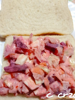 Una foto de Sándwich vegetal con remolacha