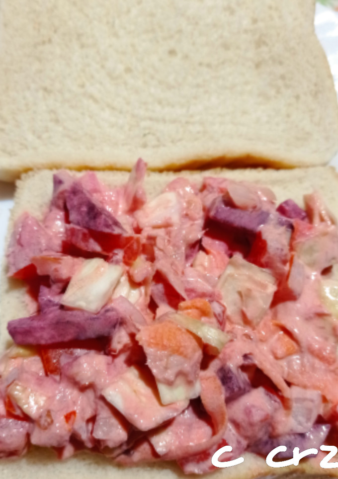 Una foto de Sándwich vegetal con remolacha