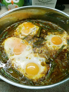 Una foto de Espárragos con huevos escalfados