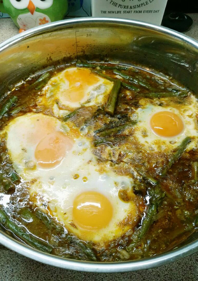 Una foto de Espárragos con huevos escalfados
