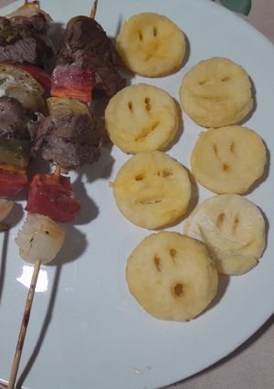 Una foto de Cara de papa ☺ y brochettes de cuadril y verduras