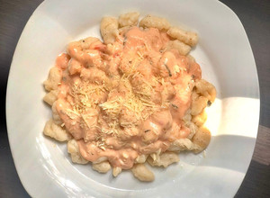 Una foto de Ñoquis de papa con salsa rosa 🍝