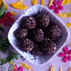 A picture of Black til ladoos/Black sesame ladoos.