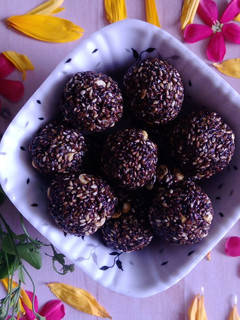 A picture of Black til ladoos/Black sesame ladoos.
