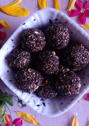 A picture of Black til ladoos/Black sesame ladoos.