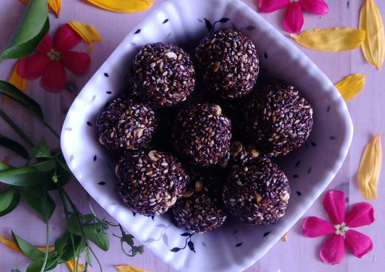 Simple Way to Prepare Homemade Black til ladoos/Black sesame ladoos