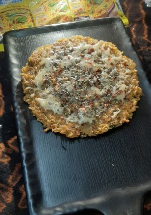 मैगी पिज़्ज़ा (Maggi Pizza recipe in Hindi) रेसिपी मुख्य फोटो