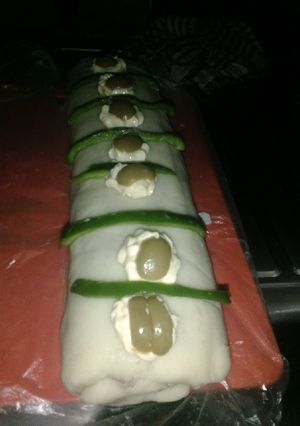 Una foto de Arrollado de papa relleno de salsa de atún con zanahorias