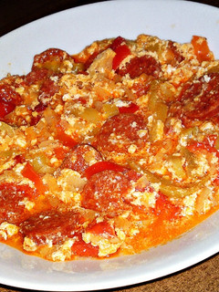 Csípős tojásos lecsó füstölt házi kolbásszal recept fotója